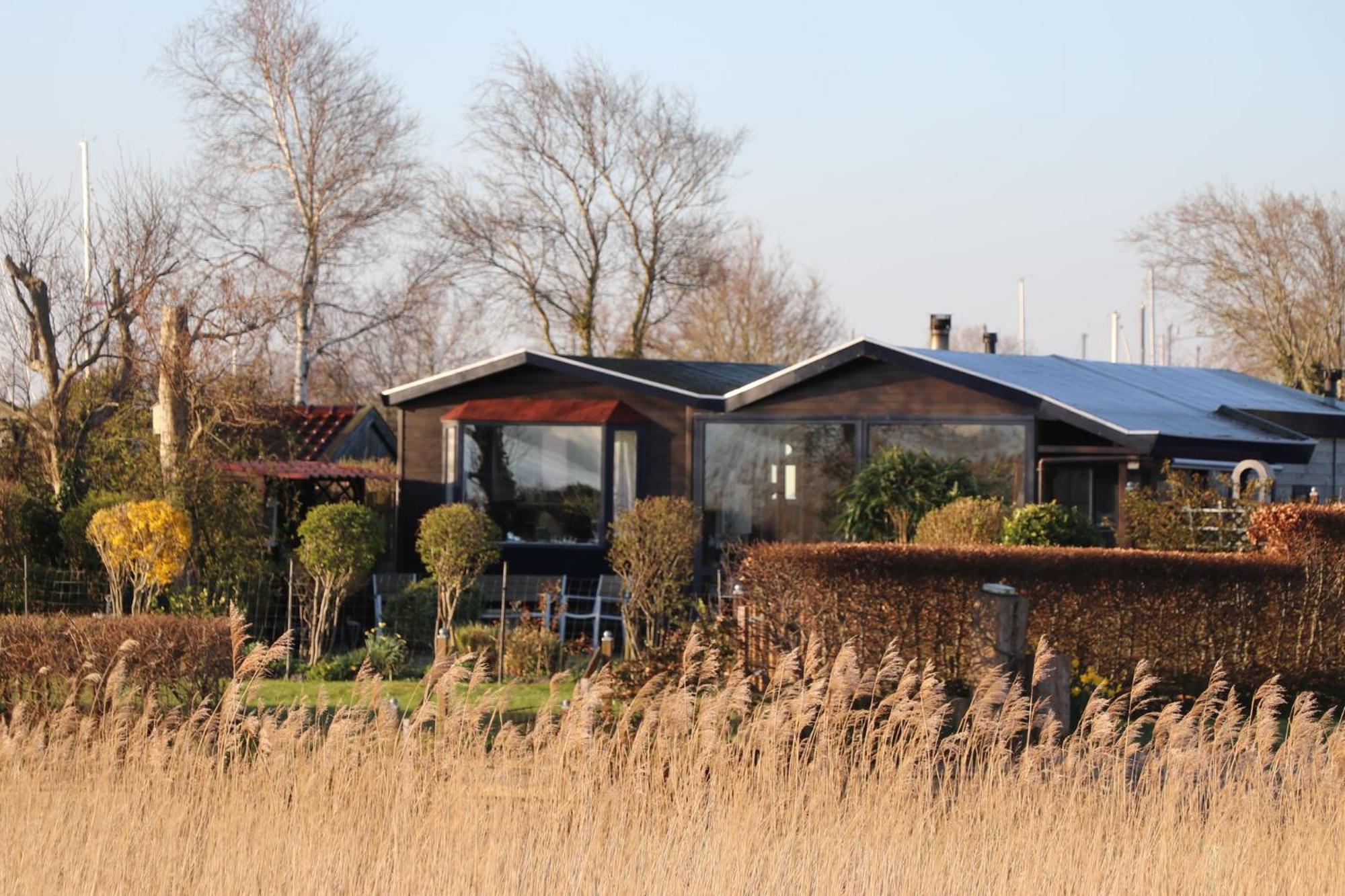 House Marijke With Winter Garden And Direct Access To The Lauwersmeer Anjum Bagian luar foto